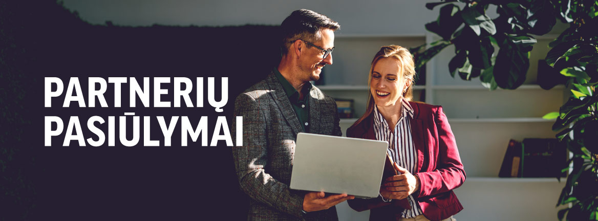 Verslo atstovai su kostiumais, stovintys ir besišypsantys.