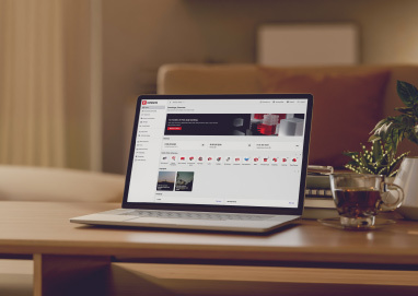 Nešiojamasis kompiuteris, kurio ekrane atidarytas Citadele internetinės bankininkystės pagrindinis puslapis su sąskaitų apžvalga, vartojimo paskolos pasiūlymu ir reklaminėmis naujienomis; viena iš jų, su mokėjimo žiedu, išsikiša už ekrano ribų.