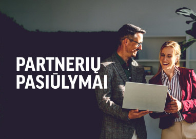 Verslo atstovai su kostiumais, stovintys ir besišypsantys.