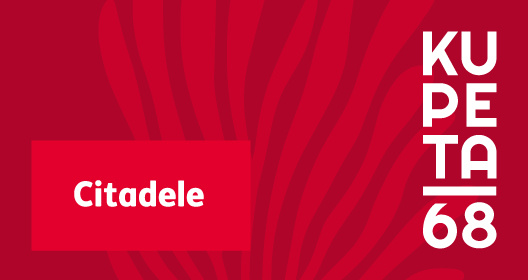 „Citadele“ banko ir Kupeta68 partnerystės vizualas raudoname fone su „Citadele“ banko ir Kupeta68 logotipais.