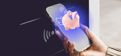 Žmogus atsiskaito už pirkinį telefonu ir ekrane pasirodo išmani taupymo funkcija  'Citadele' mobiliojoje programėlėje.