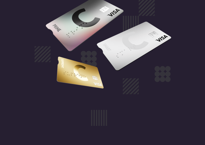 Trys kortelės su C logotipu ir VISA ženklu juda tamsiame fone, viena kortelė auksinė spalvos, kita balta, o dar kita pilka su vaivorykštės atspindžiu, teksto blokas viduryje.