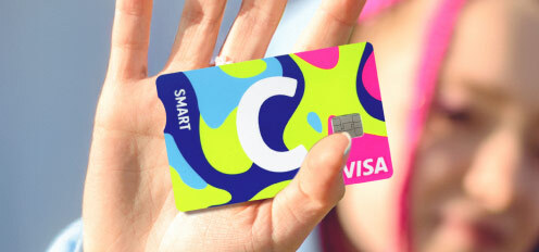 „Citadele“ banko „C smart NEON“ kortelė su užrašu SMART, balta raida C ir VISA logotipu. Ryškus mėlynos, žalios, geltonos ir rožinės spalvos dizianas.