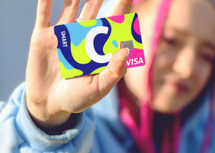 „Citadele“ banko „C smart NEON“ kortelė su užrašu SMART, balta raida C ir VISA logotipu. Ryškus mėlynos, žalios, geltonos ir rožinės spalvos dizianas.
