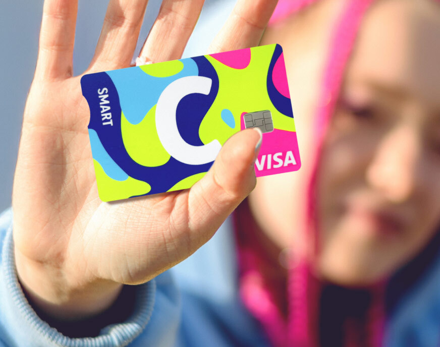 „Citadele“ banko „C smart NEON“ kortelė su užrašu SMART, balta raida C ir VISA logotipu. Ryškus mėlynos, žalios, geltonos ir rožinės spalvos dizianas.