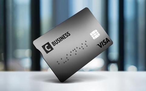 „C Business“ kortelė padėta ant stalo.