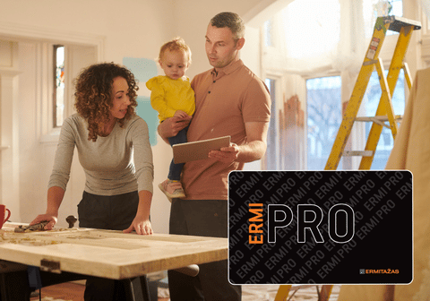 Vizualas su ERMI PRO kortele, fone – šeima, atliekanti namų renovaciją.