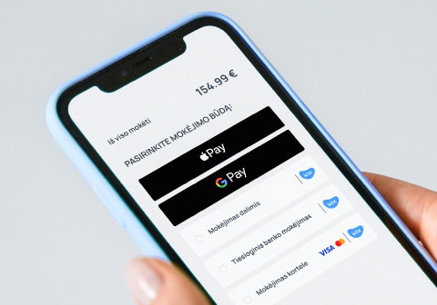 Išmaniajame telefone rodomi internetiniai mokėjimo būdai, įskaitant „Apple Pay“ ir „Google Pay“.