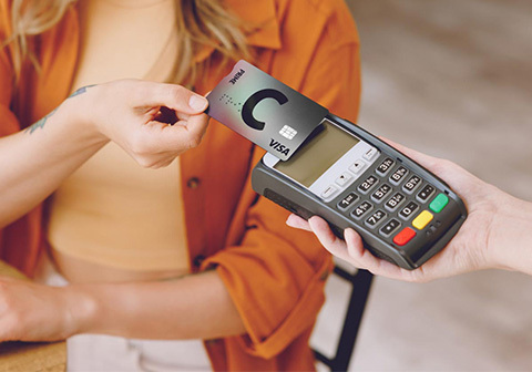 Mokėjimas kortele naudojant bekontaktį mokėjimo skaitytuvą.