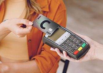 Mokėjimas mokėjimo kortele naudojant bekontaktį mokėjimo skaitytuvą.