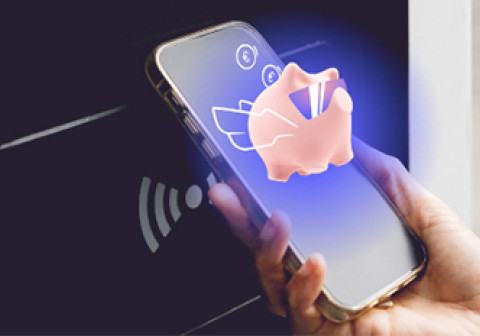 Žmogus atsiskaito už pirkinį telefonu ir ekrane pasirodo išmani taupymo funkcija  'Citadele' mobiliojoje programėlėje.